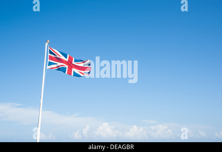 Union Jack-Flagge gegen blauen Himmel. Stockfoto