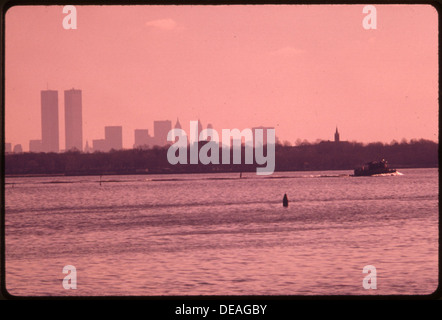 SKYLINE VON LOWER MANHATTAN IN NEW YORK CITY VOM HAFEN VON NEWARK, NEW JERSEY 555282 Stockfoto