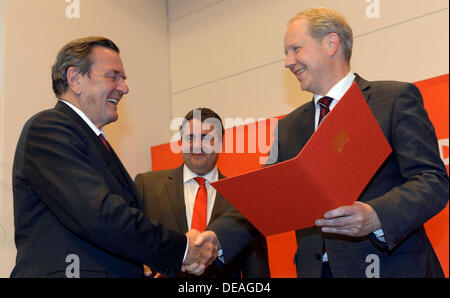 Betraten, Deutschland. 14. September 2013. Der ehemalige deutsche Bundeskanzler Gerhard Schroeder (SPD, L) und der SPD Vorsitzende Sigmar Gabriel (SPD, C) Stand neben einander als Schröder schüttelt Hände mit der SPD Spitzenkandidat für Hannovers Bürgermeisterwahl Stefan Schostok (SPD), bei einem Festakt des Hanoveranian Kapitels der SPD, feiert den 150. Jahrestag der SPD im Kloster betraten, Deutschland, 14. September 2013. Schröder wurde für seine 50-jährige Parteimitgliedschaft geehrt. Foto: Peter Steffen/Dpa/Alamy Live News Stockfoto