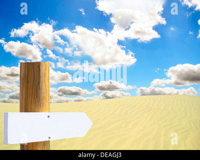 Leere Holzschild in Wüste Stockfoto