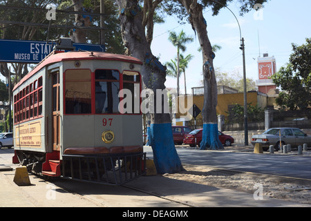 Alte Straßenbahn Tranvia Electrico genannt, gegenüber dem Strom-Museum im Stadtteil Barranco, Lima, Peru Stockfoto