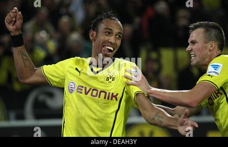 Dortmunder Pierre-Emerick Aubameyang Jubel mit seinem Teamkollegen Kevin Großkreutz (R) nach dem 3-2 Tor während der Fußball-Bundesliga-match zwischen Borussia Dortmund und dem Hamburger SV in Dortmund, Deutschland, 14 Septmeber 2013.  Foto: Friso Gentsch Stockfoto