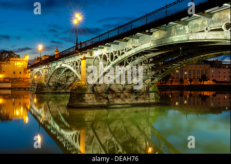 Triana Brücke Sevilla in der Abenddämmerung Stockfoto