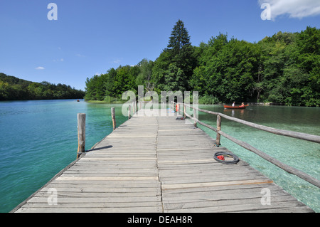 Kroatien, Nationalpark Plitvicer Seen A hölzerne Weg bietet einfachen Zugriff Stockfoto