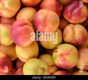 Frische Pfirsiche am Markt Stockfoto
