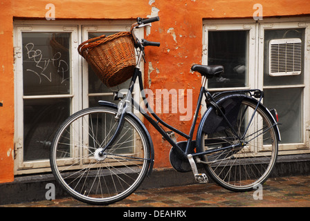 Fahrrad eine Wand gelehnt, Kopenhagen, Dänemark Stockfoto