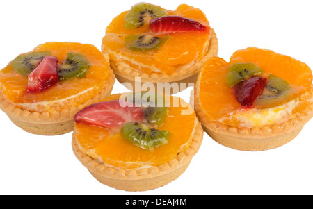 Vier Torten mit Orange, Kiwi, Erdbeere, isoliert auf weiss Stockfoto