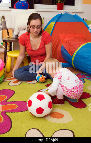 Mutter, 28 Jahre, spielen mit Baby, 1 Jahr Stockfoto