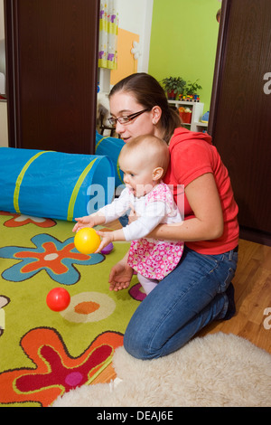 Mutter, 28 Jahre, spielen mit Baby, 1 Jahr Stockfoto