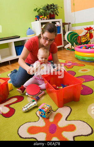 Mutter, 28 Jahre, spielen mit Baby, 1 Jahr Stockfoto