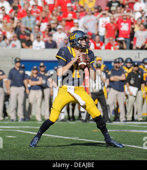 14. September 2013 - Berkeley, CA, USA - 14. September 2013 - Berkeley, CA, USA - California Bears QB # 16 Jared Goff Satz in der Tasche zurück und werfen einen tiefen Pass während der NCAA Football-Spiel zwischen Ohio State Buckeyes und California Golden Bears am Memorial Stadion Berkeley Calif Stockfoto