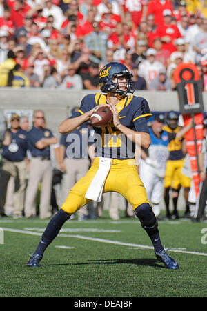 14. September 2013 - Berkeley, CA, USA - 14. September 2013 - Berkeley, CA, USA - California Bears QB # 16 Jared Goff traf seinen Receiver auf einen tiefen Out während der NCAA Football-Spiel zwischen Ohio State Buckeyes und California Golden Bears am Memorial Stadion Berkeley Calif Stockfoto