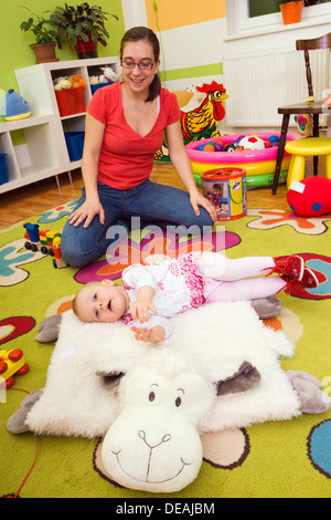 Mutter, 28 Jahre, spielen mit Baby, 1 Jahr Stockfoto