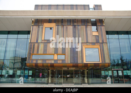 Eingang zum Cast, Doncaster Spielstätte auf Sir Nigel Gresley Square, Waterdale, South Yorkshire Stockfoto