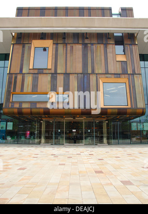 Eingang zum Cast, Doncaster Spielstätte auf Sir Nigel Gresley Square, Waterdale, South Yorkshire Stockfoto