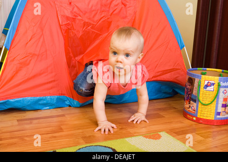 Baby, 1 Jahr, spielen in einem Spielzelt Stockfoto