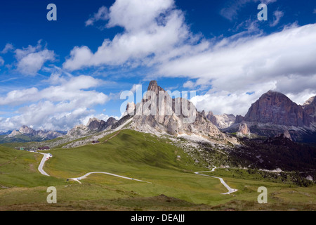 Giau Pass und montieren Ra Gusela, 2595 m, Cinque Torri, 2361 m und Mount Tofana de Rozes, 3225 m, Dolomiten, Alto Adige Stockfoto