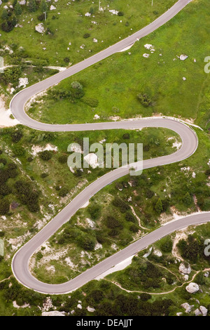 Kurvenreiche Straße zum Passo Falzarego Pass, Dolomiten, Alto Adige, Südtirol, Alpen, Italien, Europa Stockfoto