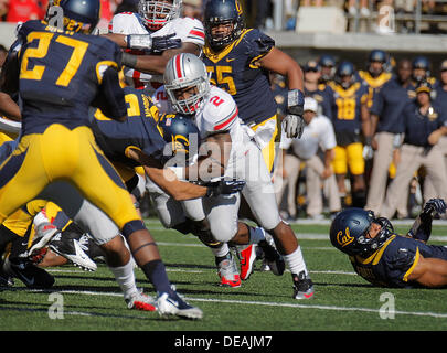 14. September 2013 - Verteidigung Berkeley, CA, USA - 14. September 2013 - Berkeley CA, USA - Ohio State RB # 2 Jordan Hall nehmen auf Cal, nach der Trefferwurf aus für einen Gewinn von 10 Yards während der NCAA Football-Spiel zwischen Ohio State Buckeyes und California Golden Bears am Memorial Stadion Berkeley Calif Stockfoto