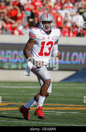 14. September 2013 - Berkeley, CA, USA - 14. September 2013 - Berkeley CA, USA - Ohio State QB # 13 Kenny Guiton beobachten das Spiel nach der Übergabe während der NCAA Football Spiel zwischen Ohio State Buckeyes und California Golden Bears 52-34 Sieg beim Memorial Stadion Berkeley Calif Stockfoto