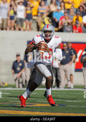 14. September 2013 - Berkeley, CA, USA - 14. September 2013 - Berkeley CA, USA - Ohio State QB # 13 Kenny Guiton ausrollen, während NCAA Football-Spiel zwischen Ohio State Buckeyes und California Golden Bears am Memorial Stadion Berkeley Calif übergeben Stockfoto