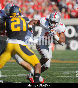 14. September 2013 - Berkeley, CA, USA - 14. September 2013 - Berkeley CA, USA - Ohio State WR # 6 Evan Spencer-holen Sie sich ein Block von seinem Teamkollegen für eine Fisrt während der NCAA Football-Spiel zwischen Ohio State Buckeyes und California Golden Bears am Memorial Stadion Berkeley Calif rinnt Stockfoto
