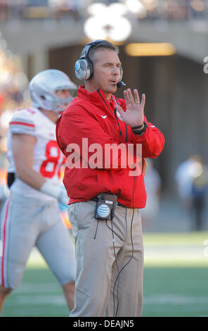 14. September 2013 - Berkeley, CA, USA - 14. September 2013 - Berkeley, CA, USA - Ohio State Headcoach Urban Meyer sprechen nach oben während der NCAA Football-Spiel zwischen Ohio State Buckeyes und California Golden Bears 52-34 Sieg beim Memorial Stadion Berkeley Calif Stockfoto