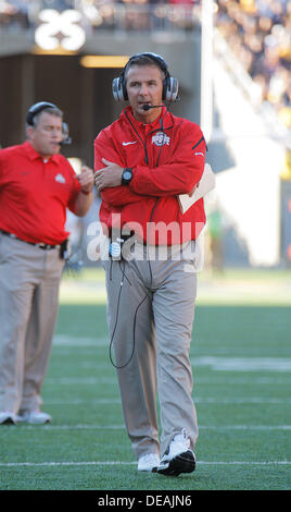 14. September 2013 - Berkeley, CA, USA - 14. September 2013 - Berkeley CA, USA - Ohio State Headcoach Urban Meyer zu Fuß auf dem Feld während Buckeyes Auszeit bei NCAA Football-Spiel zwischen Ohio State Buckeyes und California Golden Bears am Memorial Stadion Berkeley Calif Stockfoto