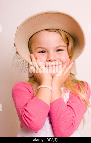 Mädchen, 5 Jahre, mit breiten umrandeten Hut Stockfoto
