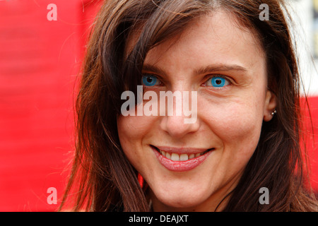 Junge Frau tragen von farbigen Kontaktlinsen Stockfoto