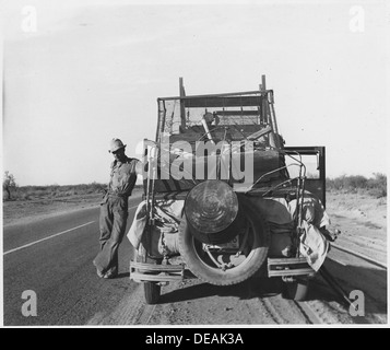 In der Nähe von Coolidge auf Highway 87, Pinal Grafschaft, Arizona. Wandernde weiße Baumwollpflücker vorbeigekommen, Motor... 5380 Stockfoto