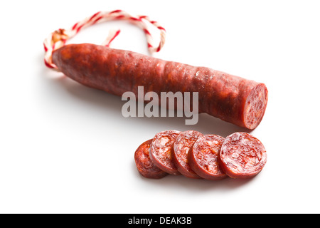 in Scheiben geschnitten leckere Chorizo Wurst auf weißem Hintergrund Stockfoto