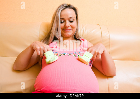 Schwangere Frau, 33 Jahre Stockfoto