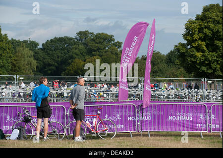 London, UK. 15. September 2013. Über 3000 Duathlethes versammeln sich zum weltweit größten Duathlon in der wunderschönen Umgebung von Richmond Park statt. Fünf verschiedene Turnieren mit versetzten Startzeiten von 08:45 bis 14:00 statt auf geschlossenen Straßen, den Run-Bike-Run-Events gehören ein Ultra 20-Kilometer-Lauf, 77 K Zyklus und schließen 10 K laufen durch einen Anfänger Super Sprint 5-Kilometer-Lauf, Zyklus 11 K und 5 K laufen. Bildnachweis: Malcolm Park Leitartikel/Alamy Live-Nachrichten Stockfoto