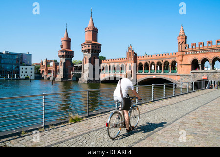 Oberbaum-Brücke über Fluss Spree in Berlin Deutschland Stockfoto