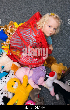 Kleines Mädchen, 3 Jahre, mit Spielzeug Stockfoto