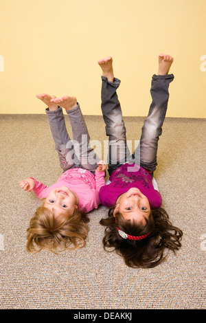 Zwei kleine Mädchen, 3 und 7 Jahren Stockfoto