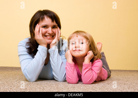 Mutter mit kleinen Mädchen, 36 bis 3 Jahre Stockfoto