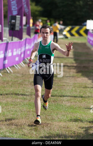 London, UK. 15. September 2013. Über 3000 Duathlethes versammeln sich zum weltweit größten Duathlon in der wunderschönen Umgebung von Richmond Park statt. Fünf verschiedene Turnieren mit versetzten Startzeiten von 08:45 bis 14:00 statt auf geschlossenen Straßen, den Run-Bike-Run-Events gehören ein Ultra 20-Kilometer-Lauf, 77 K Zyklus und schließen 10 K laufen durch einen Anfänger Super Sprint 5-Kilometer-Lauf, Zyklus 11 K und 5 K laufen. Jude McEntee von Irland über die Ziellinie im Sprintwettbewerb in einer Zeit von 01:32:11 1. Credit: Malcolm Park Leitartikel/Alamy Live-Nachrichten Stockfoto