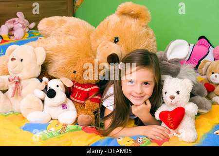 Mädchen, 4 Jahre, mit viel Plüsch Spielzeug Stockfoto