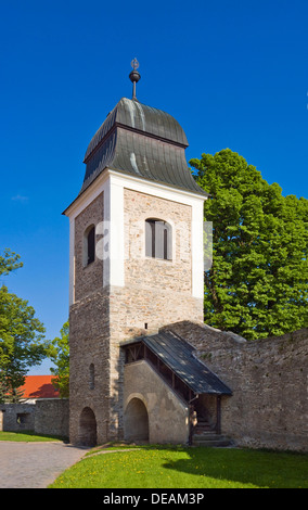 Eingangsturm der befestigte gotische Kirche des St. Johannes des Täufers aus dem 13. Jahrhundert, Velka Bites, Zdar nad Sazavou Bezirk Stockfoto