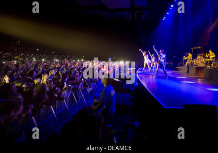 Frankfurt am Main, Deutschland. 14. September 2013. US-Schauspielerin und Sängerin Selena Gomez führt auf der Bühne (weit L auf der Bühne) während ihr erstes und einziges Deutschland Konzert in Frankfurt am Main, 14. September 2013. Foto: Frank Rumpenhorst/Dpa/Alamy Live News Stockfoto