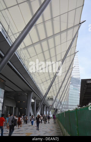 Tokio, Japan. 14. September 2013. Der Granroof-Komplex an der Ostseite des Bahnhof Tokyo nähert sich Fertigstellung am Samstag, 14. September 2013. Das Tor Bereich verfügt über ein riesiges weißen Dach, ähnlich einer Yacht Segeln Richtfest einen dreistufige kommerziellen Komplex mit einem neun Meter breiten Fußgängerweg Dehnung 230 Meter nördlich nach Süden entlang den Bahngleisen. Die kommerzielle Komplex Gehäuse 15 Restaurants und Geschäften wird am 20. September geöffnet. © Aflo Co. Ltd./Alamy Live-Nachrichten Stockfoto