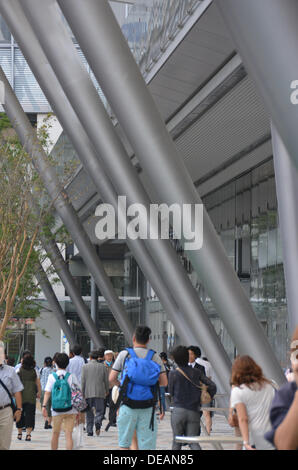 Tokio, Japan. 14. September 2013. Der Granroof-Komplex an der Ostseite des Bahnhof Tokyo nähert sich Fertigstellung am Samstag, 14. September 2013. Das Tor Bereich verfügt über ein riesiges weißen Dach, ähnlich einer Yacht Segeln Richtfest einen dreistufige kommerziellen Komplex mit einem neun Meter breiten Fußgängerweg Dehnung 230 Meter nördlich nach Süden entlang den Bahngleisen. Die kommerzielle Komplex Gehäuse 15 Restaurants und Geschäften wird am 20. September geöffnet. © Aflo Co. Ltd./Alamy Live-Nachrichten Stockfoto