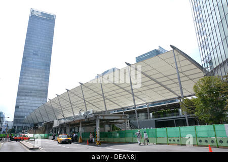 Tokio, Japan. 14. September 2013. Der Granroof-Komplex an der Ostseite des Bahnhof Tokyo nähert sich Fertigstellung am Samstag, 14. September 2013. Das Tor Bereich verfügt über ein riesiges weißen Dach, ähnlich einer Yacht Segeln Richtfest einen dreistufige kommerziellen Komplex mit einem neun Meter breiten Fußgängerweg Dehnung 230 Meter nördlich nach Süden entlang den Bahngleisen. Die kommerzielle Komplex Gehäuse 15 Restaurants und Geschäften wird am 20. September geöffnet. © Aflo Co. Ltd./Alamy Live-Nachrichten Stockfoto