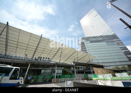 Tokio, Japan. 14. September 2013. Der Granroof-Komplex an der Ostseite des Bahnhof Tokyo nähert sich Fertigstellung am Samstag, 14. September 2013. Das Tor Bereich verfügt über ein riesiges weißen Dach, ähnlich einer Yacht Segeln Richtfest einen dreistufige kommerziellen Komplex mit einem neun Meter breiten Fußgängerweg Dehnung 230 Meter nördlich nach Süden entlang den Bahngleisen. Die kommerzielle Komplex Gehäuse 15 Restaurants und Geschäften wird am 20. September geöffnet. © Aflo Co. Ltd./Alamy Live-Nachrichten Stockfoto