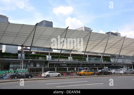 Tokio, Japan. 14. September 2013. Der Granroof-Komplex an der Ostseite des Bahnhof Tokyo nähert sich Fertigstellung am Samstag, 14. September 2013. Das Tor Bereich verfügt über ein riesiges weißen Dach, ähnlich einer Yacht Segeln Richtfest einen dreistufige kommerziellen Komplex mit einem neun Meter breiten Fußgängerweg Dehnung 230 Meter nördlich nach Süden entlang den Bahngleisen. Die kommerzielle Komplex Gehäuse 15 Restaurants und Geschäften wird am 20. September geöffnet. © Aflo Co. Ltd./Alamy Live-Nachrichten Stockfoto