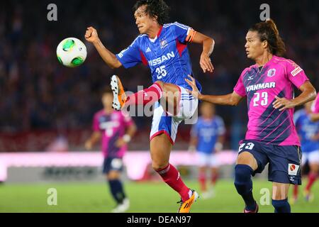 (L-R) Shunsuke Nakamura (F Marinos), Tatsuya Yamashita (Cerezo), 14. September 2013 - Fußball / Fußball: 2013 J.LEAGUE Division 1, 25. Sec match zwischen Yokohama F Marinos 1-1 Cerezo Osaka im Nissan-Stadion in Kanagawa, Japan. (Foto: AFLO SPORT) [1156] Stockfoto