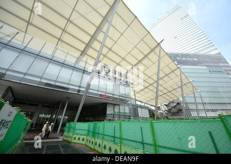 Tokio, Japan. 14. September 2013. Der Granroof-Komplex an der Ostseite des Bahnhof Tokyo nähert sich Fertigstellung am Samstag, 14. September 2013. Das Tor Bereich verfügt über ein riesiges weißen Dach, ähnlich einer Yacht Segeln Richtfest einen dreistufige kommerziellen Komplex mit einem neun Meter breiten Fußgängerweg Dehnung 230 Meter nördlich nach Süden entlang den Bahngleisen. Die kommerzielle Komplex Gehäuse 15 Restaurants und Geschäften wird am 20. September geöffnet. © Aflo Co. Ltd./Alamy Live-Nachrichten Stockfoto