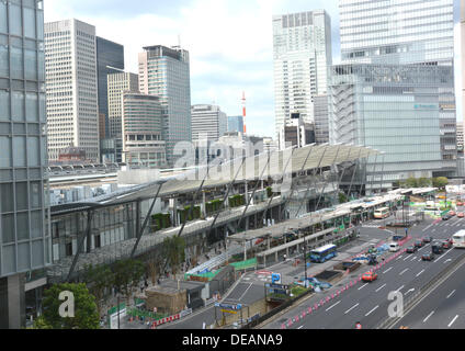 Tokio, Japan. 14. September 2013. Der Granroof-Komplex an der Ostseite des Bahnhof Tokyo nähert sich Fertigstellung am Samstag, 14. September 2013. Das Tor Bereich verfügt über ein riesiges weißen Dach, ähnlich einer Yacht Segeln Richtfest einen dreistufige kommerziellen Komplex mit einem neun Meter breiten Fußgängerweg Dehnung 230 Meter nördlich nach Süden entlang den Bahngleisen. Die kommerzielle Komplex Gehäuse 15 Restaurants und Geschäften wird am 20. September geöffnet. © Aflo Co. Ltd./Alamy Live-Nachrichten Stockfoto